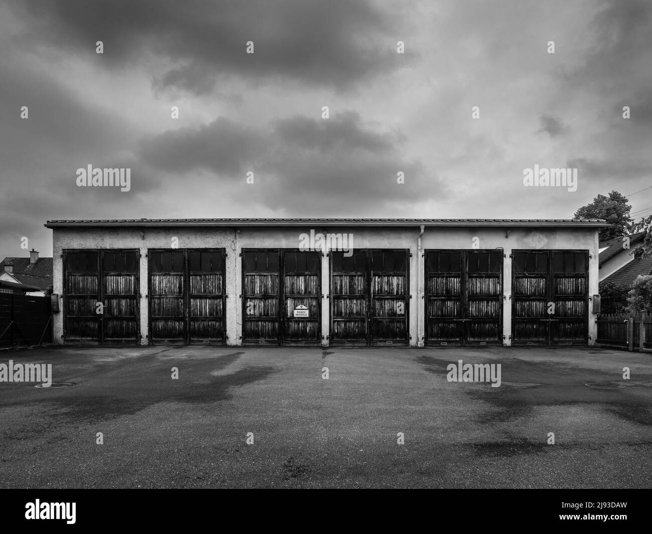 Alte Garage des öffentlichen Busdienstes in Amstetten, Österreich in Schwarzweiß Stockfoto