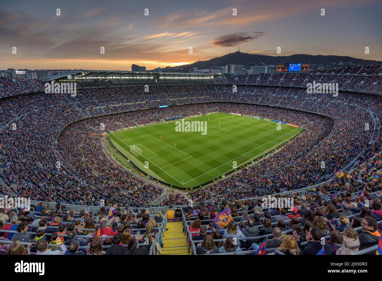 Festliche Stimmung im Camp Nou Stadion, voll ausverkauft mit 91.648 Zuschauern, der Weltrekord für ein Frauenfußballspiel in 2022 Champions Stockfoto