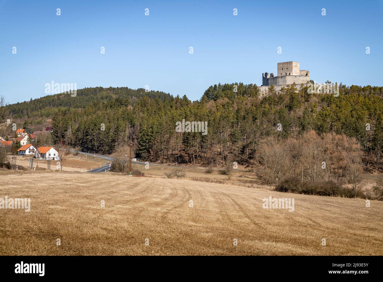 Die Burg Rabi ist eine mittelalterliche Ruine oberhalb des Flusses Otava. Ursprünglich romanisch, wurde es im spätgotischen Stil umgebaut. Jan Zizka verlor hier ein Auge duri Stockfoto