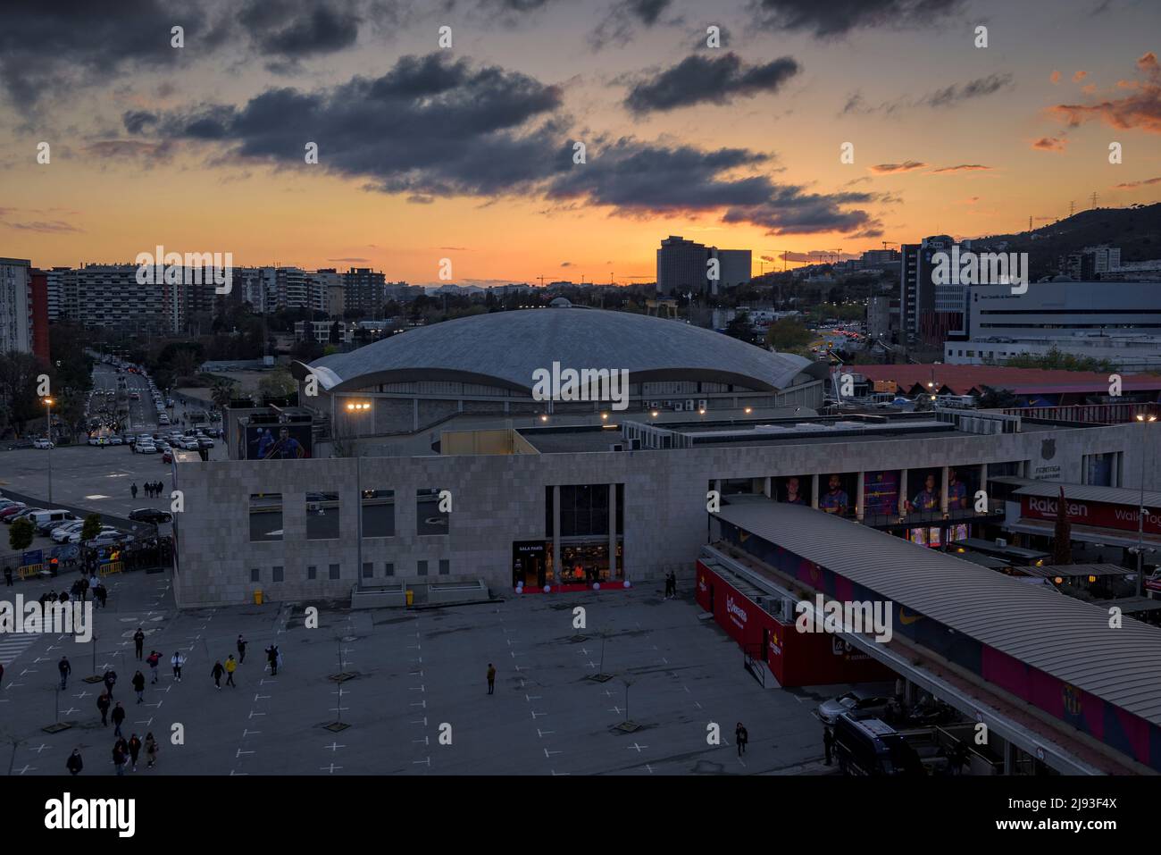 Außenansicht des FC Barcelona Basketballstadions bei Sonnenuntergang (Barcelona, Katalonien, Spanien) ESP: Außenansicht des estadio de baloncesto del FC Barcelona Stockfoto