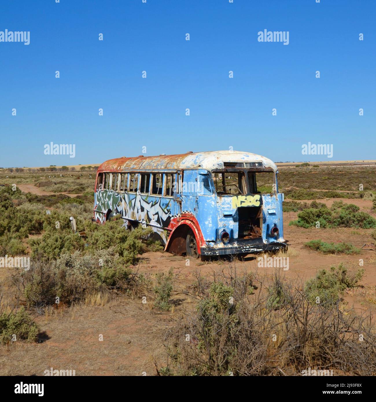 Ein alter rostig bemalter Bus in der leeren Weite des australischen Outbakes in der Nähe des Lake Tyrrell Stockfoto