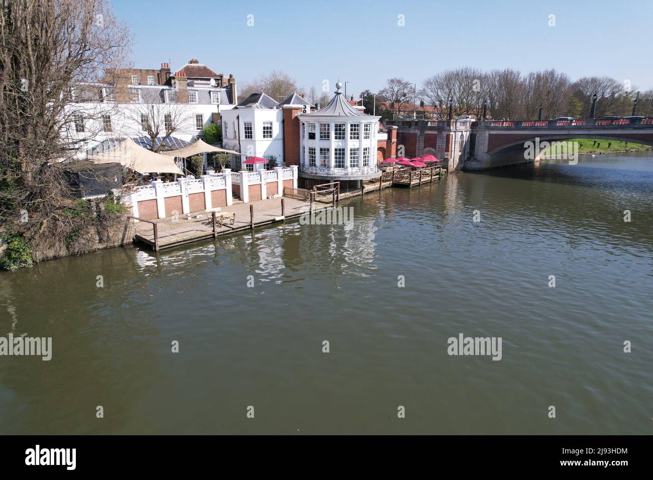 Hampton Court Road Bridge London UK Drohne, Luftfahrt, Vogelperspektive, Stockfoto
