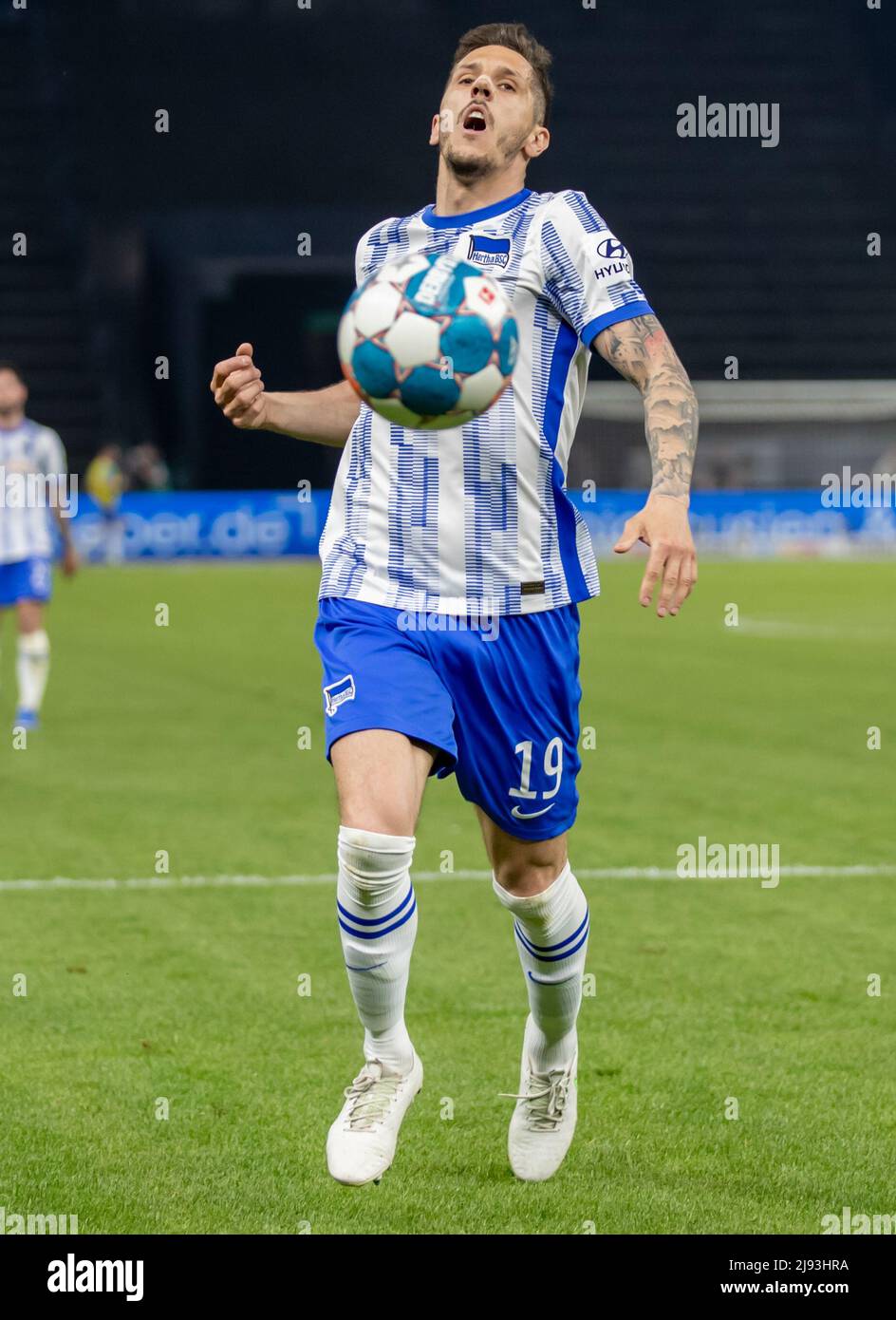 Berlin, Deutschland. 19.. Mai 2022. Fußball: Bundesliga - Abstieg, Hertha BSC - Hamburger SV, Abstieg, erste Etappe, Olympiastadion. Stefan Jovetic von Hertha BSC spielt den Ball. Quelle: Andreas Gora/dpa - WICHTIGER HINWEIS: Gemäß den Anforderungen der DFL Deutsche Fußball Liga und des DFB Deutscher Fußball-Bund ist es untersagt, im Stadion und/oder vom Spiel aufgenommene Fotos in Form von Sequenzbildern und/oder videoähnlichen Fotoserien zu verwenden oder zu verwenden./dpa/Alamy Live News Stockfoto