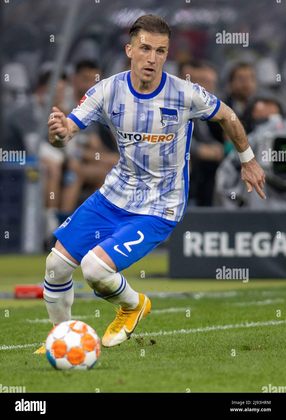 Berlin, Deutschland. 19.. Mai 2022. Fußball: Bundesliga - Abstieg, Hertha BSC - Hamburger SV, Abstieg, erste Etappe, Olympiastadion. Peter Pekarik von Hertha BSC spielt den Ball. Quelle: Andreas Gora/dpa - WICHTIGER HINWEIS: Gemäß den Anforderungen der DFL Deutsche Fußball Liga und des DFB Deutscher Fußball-Bund ist es untersagt, im Stadion und/oder vom Spiel aufgenommene Fotos in Form von Sequenzbildern und/oder videoähnlichen Fotoserien zu verwenden oder zu verwenden./dpa/Alamy Live News Stockfoto