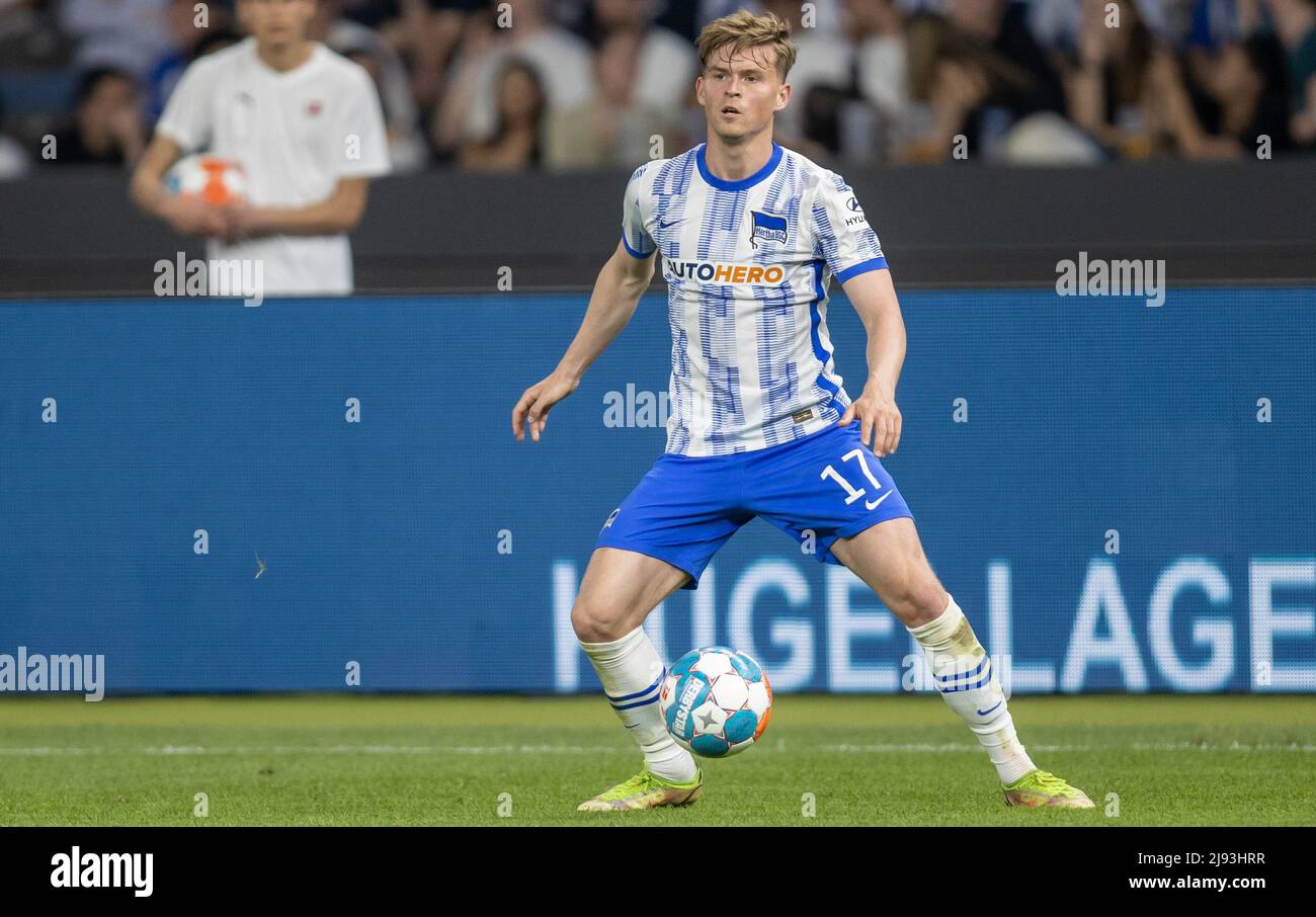 Berlin, Deutschland. 19.. Mai 2022. Fußball: Bundesliga - Abstieg, Hertha BSC - Hamburger SV, Abstieg, erste Etappe, Olympiastadion. Maximilian Mittelstädt von Hertha BSC spielt den Ball. Quelle: Andreas Gora/dpa - WICHTIGER HINWEIS: Gemäß den Anforderungen der DFL Deutsche Fußball Liga und des DFB Deutscher Fußball-Bund ist es untersagt, im Stadion und/oder vom Spiel aufgenommene Fotos in Form von Sequenzbildern und/oder videoähnlichen Fotoserien zu verwenden oder zu verwenden./dpa/Alamy Live News Stockfoto