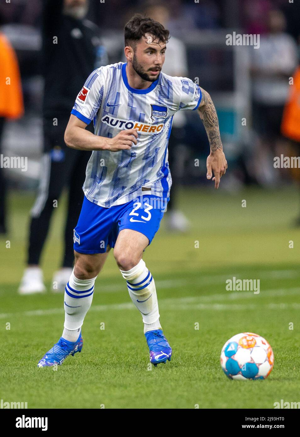 Berlin, Deutschland. 19.. Mai 2022. Fußball: Bundesliga - Abstieg, Hertha BSC - Hamburger SV, Abstieg, erste Etappe, Olympiastadion. Marco Richter von Hertha BSC spielt den Ball. Quelle: Andreas Gora/dpa - WICHTIGER HINWEIS: Gemäß den Anforderungen der DFL Deutsche Fußball Liga und des DFB Deutscher Fußball-Bund ist es untersagt, im Stadion und/oder vom Spiel aufgenommene Fotos in Form von Sequenzbildern und/oder videoähnlichen Fotoserien zu verwenden oder zu verwenden./dpa/Alamy Live News Stockfoto