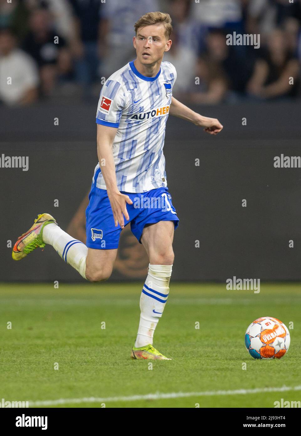 Berlin, Deutschland. 19.. Mai 2022. Fußball: Bundesliga - Abstieg, Hertha BSC - Hamburger SV, Abstieg, erste Etappe, Olympiastadion. Maximilian Mittelstädt von Hertha BSC spielt den Ball. Quelle: Andreas Gora/dpa - WICHTIGER HINWEIS: Gemäß den Anforderungen der DFL Deutsche Fußball Liga und des DFB Deutscher Fußball-Bund ist es untersagt, im Stadion und/oder vom Spiel aufgenommene Fotos in Form von Sequenzbildern und/oder videoähnlichen Fotoserien zu verwenden oder zu verwenden./dpa/Alamy Live News Stockfoto