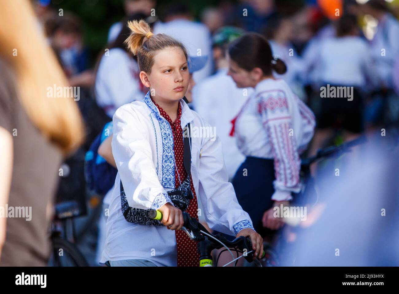 USCHHOROD, UKRAINE - 19. MAI 2022 - Ein Junge trägt ein traditionelles ukrainisches besticktes Hemd zur Big City Ride Charity-Veranstaltung am Wyschywanka-Tag, Uschhoro Stockfoto