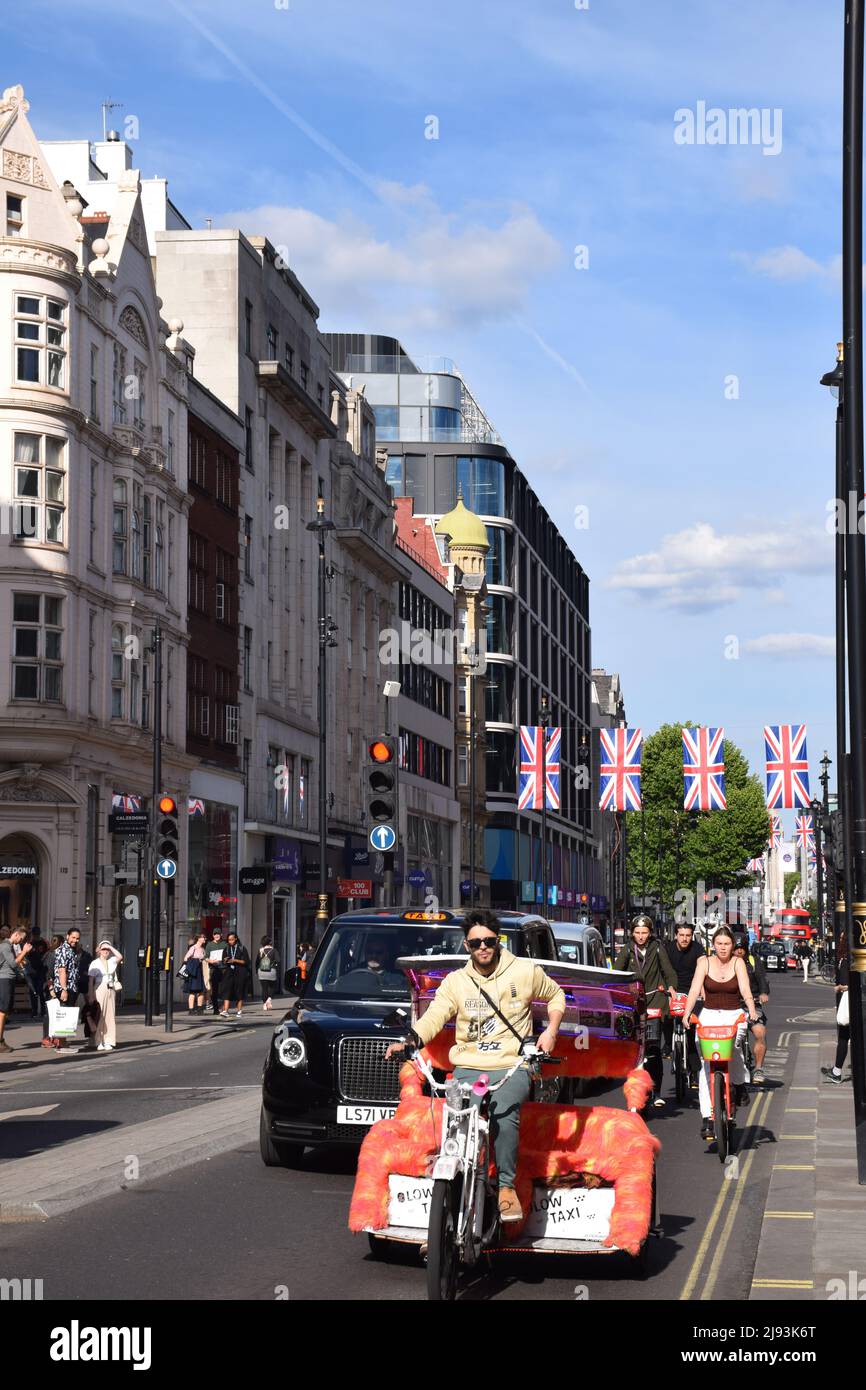 Union Jack-Flaggen schmücken die Oxford Street zwei Wochen vor dem Platinium Jubilee-Feierwochenende, London, Großbritannien, 2022. Mai Stockfoto