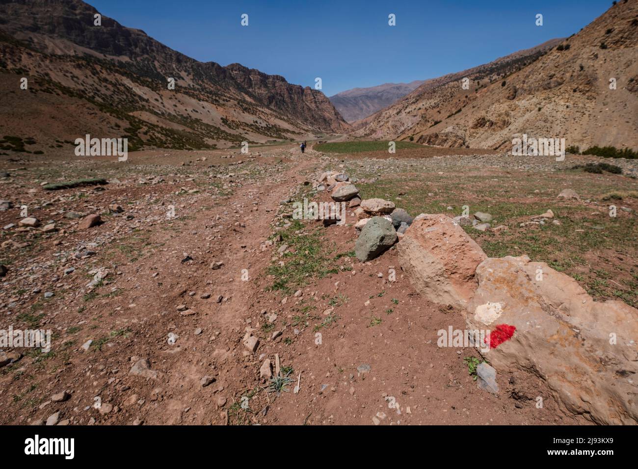 Trekker auf dem Trail, MMoun Trek, Ait Said, Atlas-Gebirge, marokko, Afrika Stockfoto