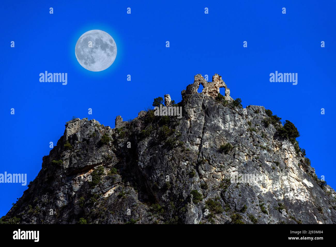 Mondaufgang über dem Schloss des Riesen, in der Wüste Saint-Guillhem le im Département Herault in Südfrankreich. Stockfoto