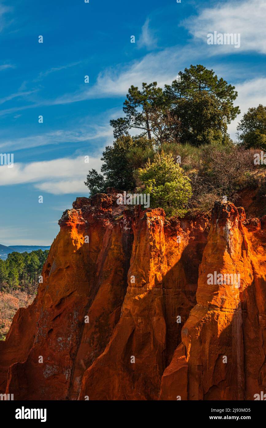 Rote ockerfarbene Klippen in Roussillon, Provence, Frankreich Stockfoto