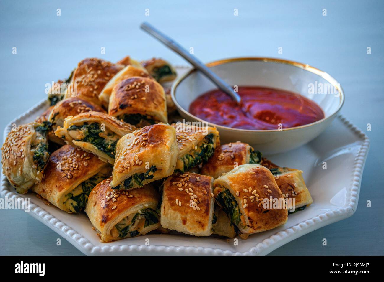 Vegetarische australische Wurstbrötchen mit Tomatenketchup auf einer hölzernen Servierplatte. Stockfoto