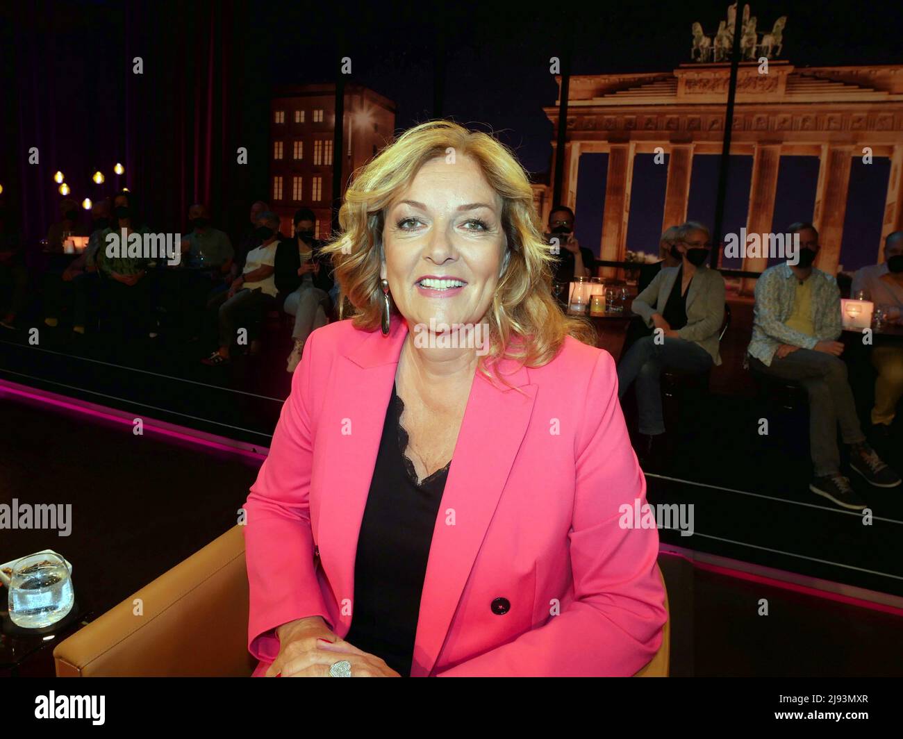 Berlin, Deutschland. 13.. Mai 2022. Moderatorin Bettina Tietjen, aufgenommen während der Talkshow 'Riverboat Berlin' im RBB-Studio in Berlin-Charlottenburg. Quelle: XAMAX/dpa/Alamy Live News Stockfoto