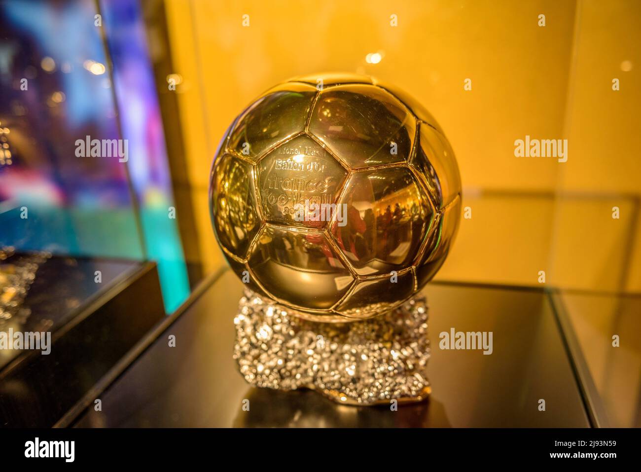 Goldener Ball an den besten Spieler der Welt, der Leo Messi geschenkt und im Messi-Raum des FC Barcelona Museums im Camp Nou in Barcelona ausgestellt wurde Stockfoto