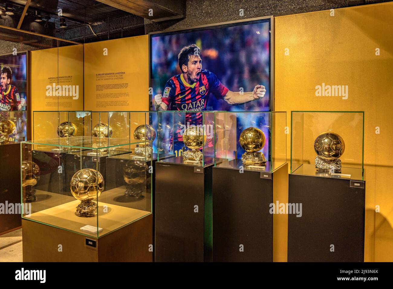 Goldener Ball an den besten Spieler der Welt, der Leo Messi geschenkt und im Messi-Raum des FC Barcelona Museums im Camp Nou in Barcelona ausgestellt wurde Stockfoto