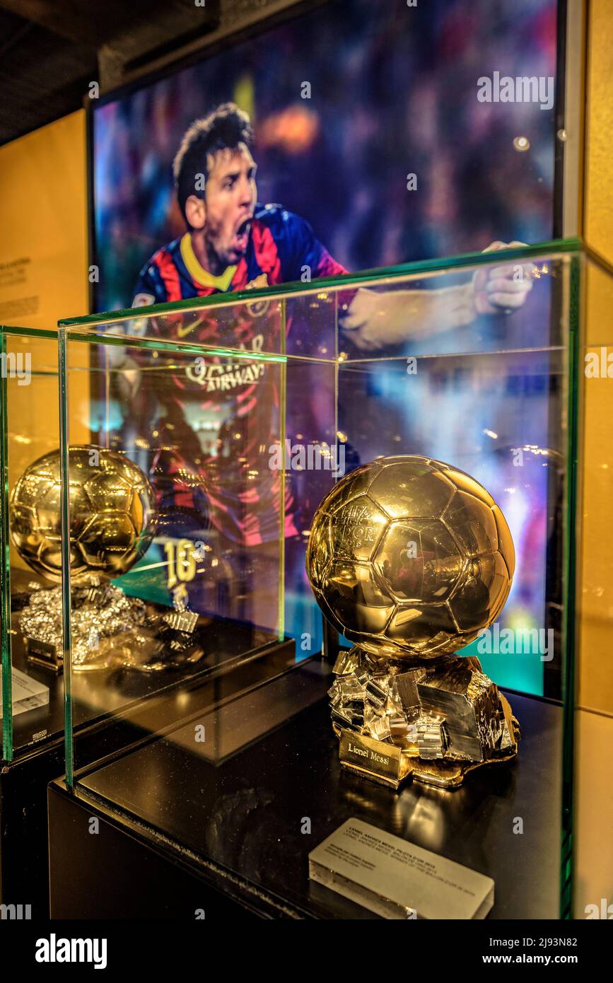 Goldener Ball an den besten Spieler der Welt, der Leo Messi geschenkt und im Messi-Raum des FC Barcelona Museums im Camp Nou in Barcelona ausgestellt wurde Stockfoto