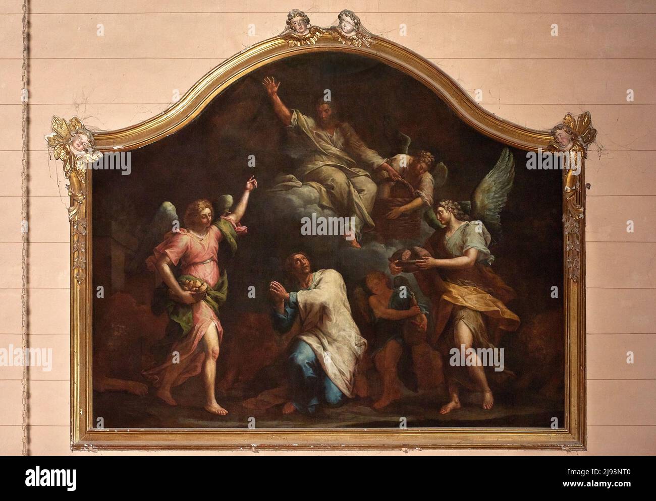 Abacuc trasportato dall’angelo porta il cibo a Daniele nella fossa dei leoni - olio su tela - Francesco Boccaccino - fine del XVII secolo - San Daniel Stockfoto