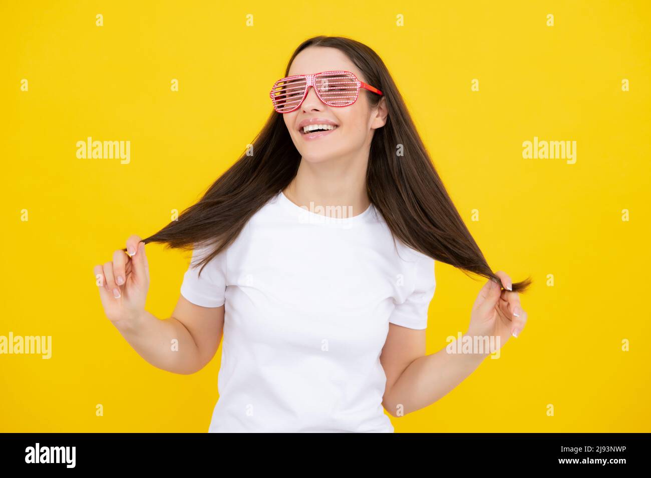 Portrait eines lustigen Mädchens mit coolen Partybrillen. Stockfoto