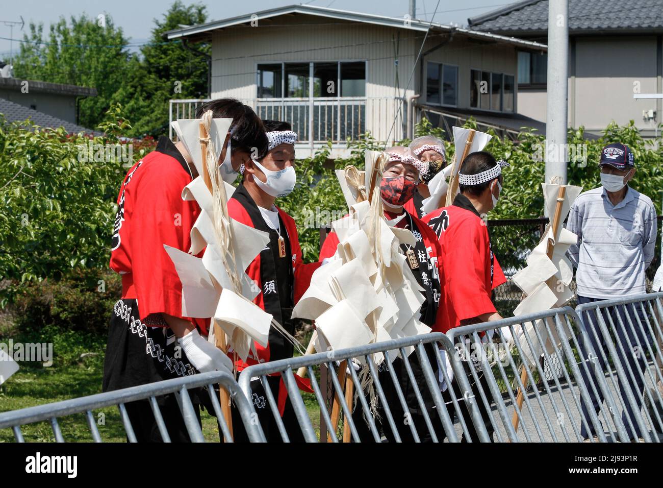 iida, nagano, japan, 2022/19/05 , Darsteller eines traditionellen japanischen Tanzes, der den Beginn des Rennens bei der professionellen Radtour begrüßend Stockfoto