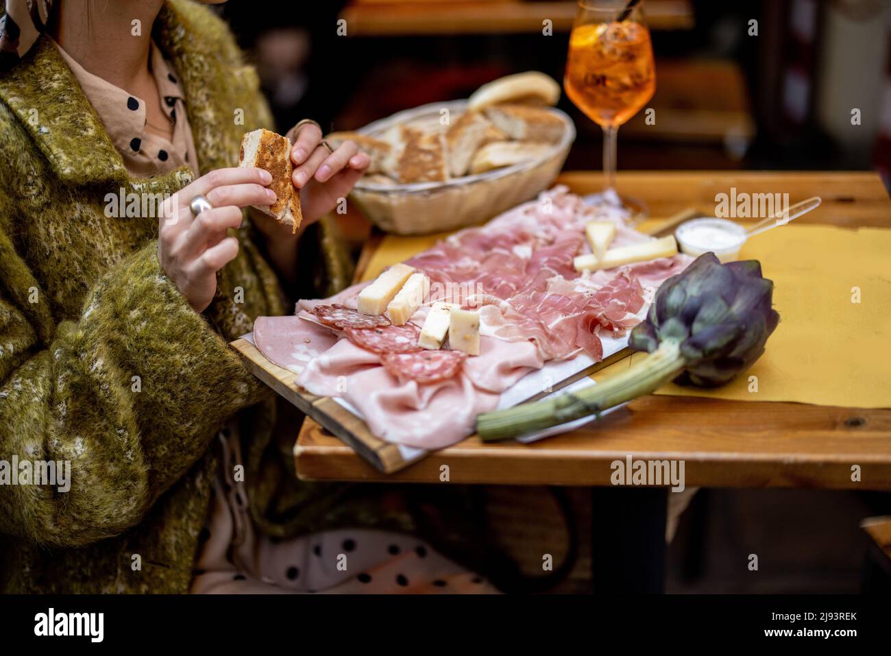 Frau mit italienischen Snacks und Getränken an der Bar im Freien Stockfoto