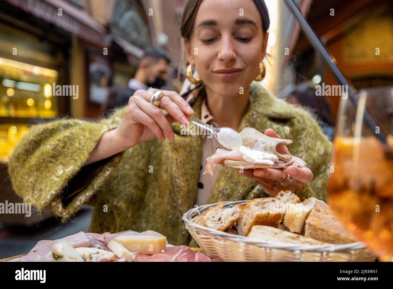 Frau mit italienischen Snacks und Getränken an der Bar im Freien Stockfoto