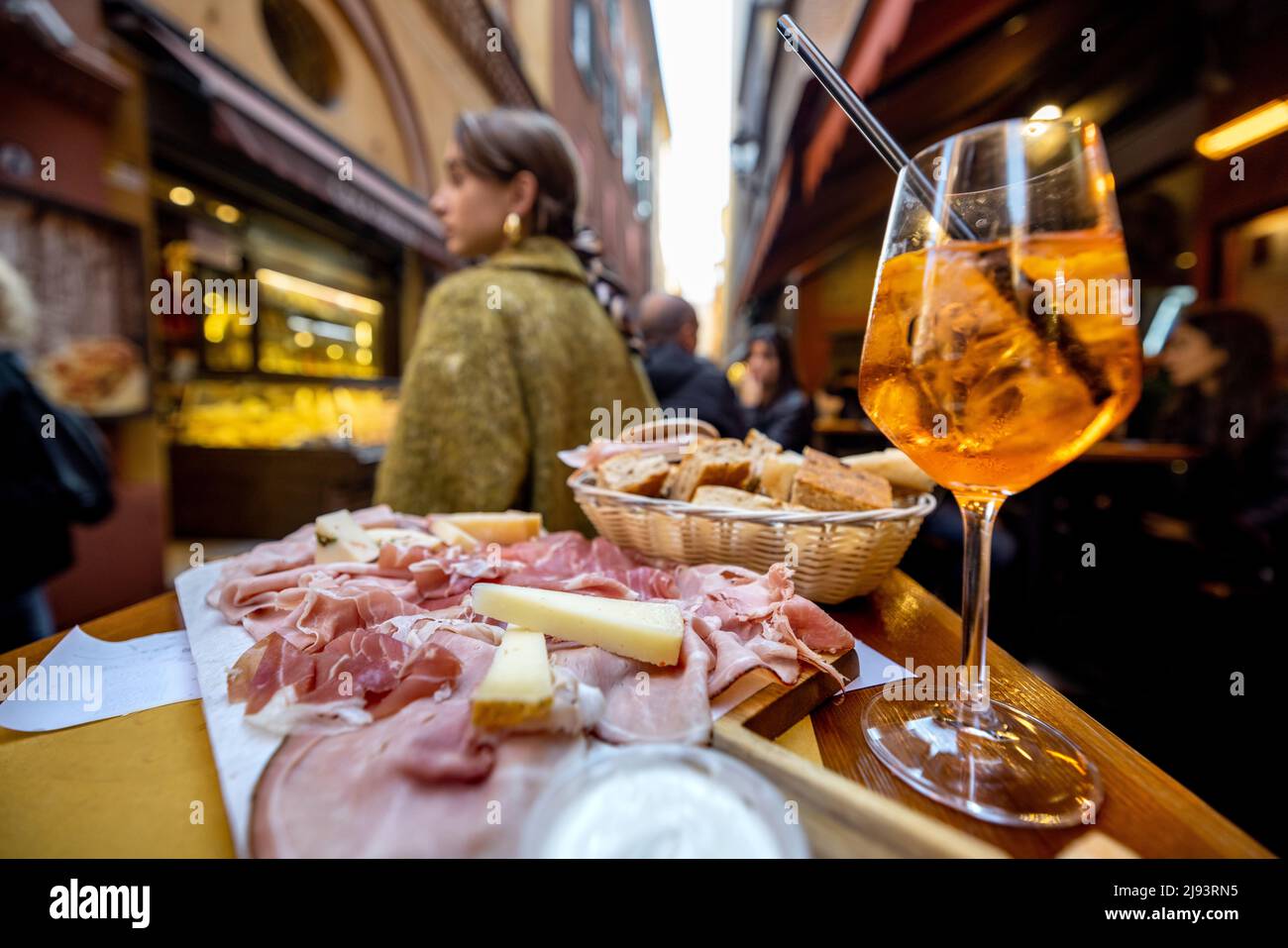 Italienische Fleischplatte und Getränke auf dem Tisch an der Außenbar Stockfoto