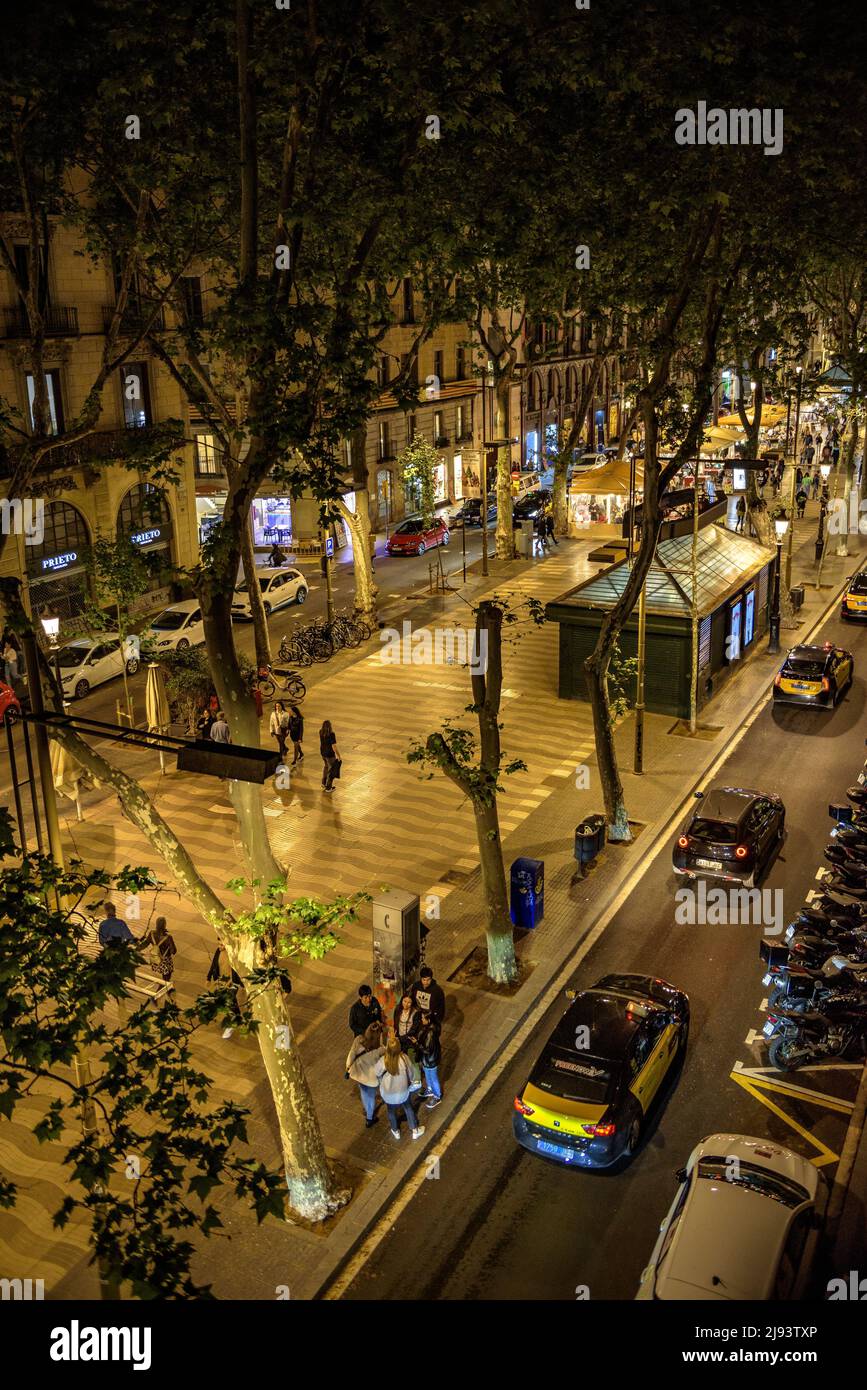 Die emblematische Promenade von La Rambla / Las Ramblas in Barcelona, bei Nacht (Barcelona, Katalonien, Spanien) ESP: El paseo emblemático de La Rambla, BCN Stockfoto