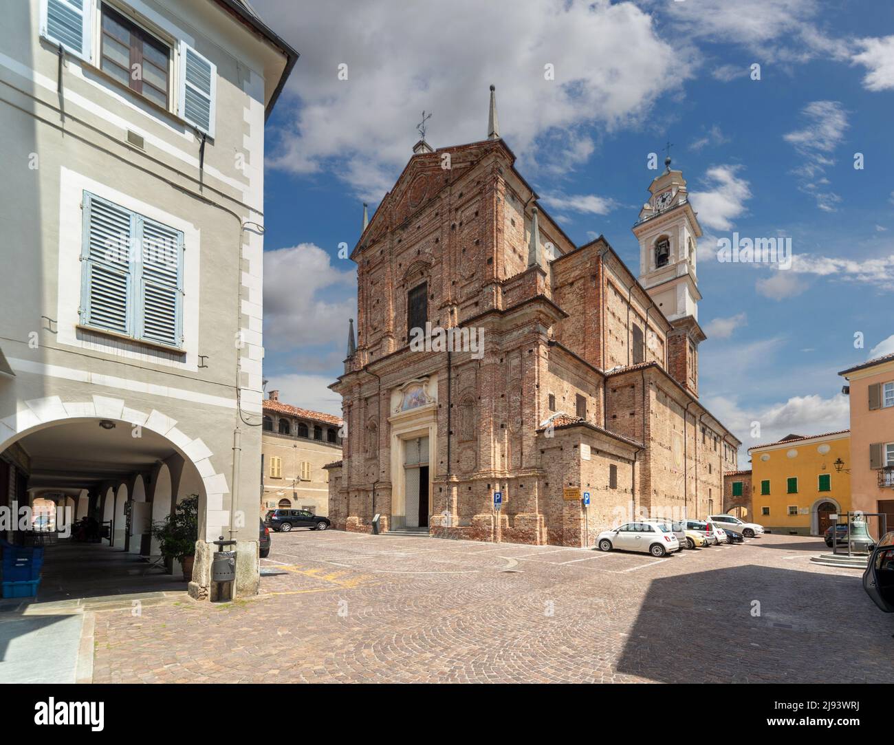 Carrù, Piemont, Italien - 17. Mai 2022: Pfarrkirche Maria Vergine Assunta (Jungfrau Maria von der Himmelfahrt) auf der Piazza Caduti per la liberazione Stockfoto