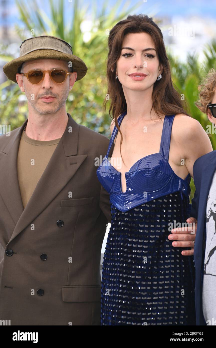 Cannes, Frankreich. 20.. Mai 2022. CANNES, FRANKREICH. 20. Mai 2022: Jeremy Strong & Anne Hathaway bei der Fotozelle für 'Armageddon Time' beim Festival de Cannes 75.. Bildquelle: Paul Smith/Alamy Live News Stockfoto