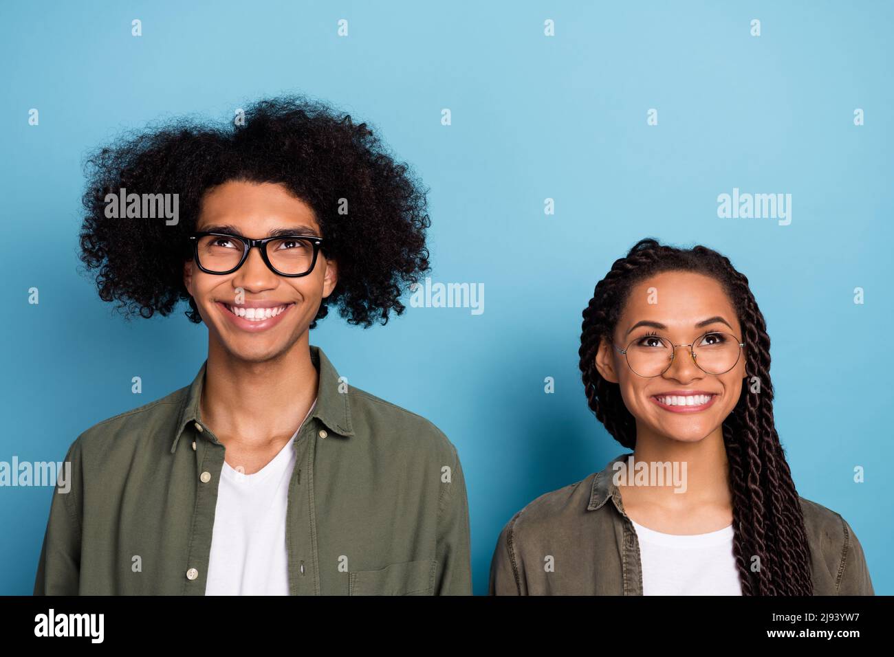Foto von zwei Kerl Dame sehen bis Anzeige Optiker Shop Verkauf specs tragen stilvolle trendige Hemd isoliert blauen Hintergrund Stockfoto