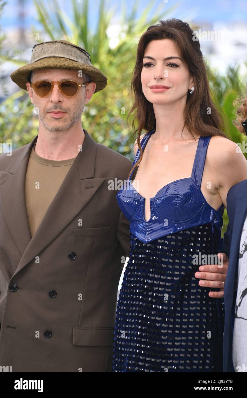 Cannes, Frankreich. 20.. Mai 2022. CANNES, FRANKREICH. 20. Mai 2022: Jeremy Strong & Anne Hathaway bei der Fotozelle für 'Armageddon Time' beim Festival de Cannes 75.. Bildquelle: Paul Smith/Alamy Live News Stockfoto