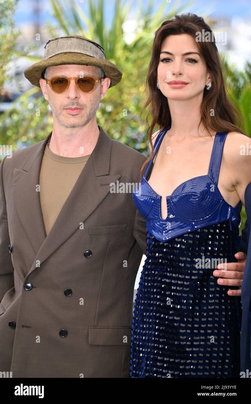 Cannes, Frankreich. 20.. Mai 2022. CANNES, FRANKREICH. 20. Mai 2022: Jeremy Strong & Anne Hathaway bei der Fotozelle für 'Armageddon Time' beim Festival de Cannes 75.. Bildquelle: Paul Smith/Alamy Live News Stockfoto
