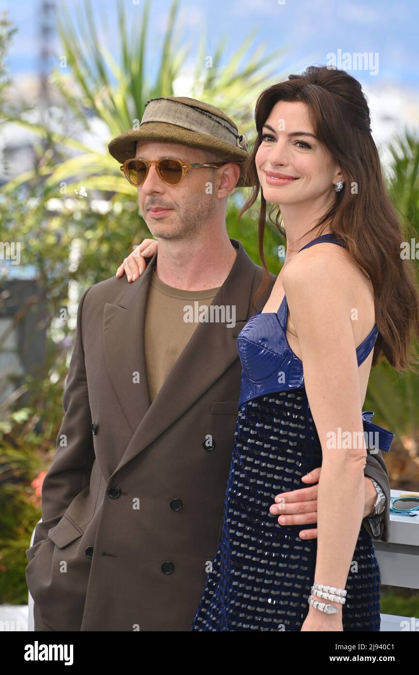 Cannes, Frankreich. 20.. Mai 2022. CANNES, FRANKREICH. 20. Mai 2022: Jeremy Strong & Anne Hathaway bei der Fotozelle für 'Armageddon Time' beim Festival de Cannes 75.. Bildquelle: Paul Smith/Alamy Live News Stockfoto