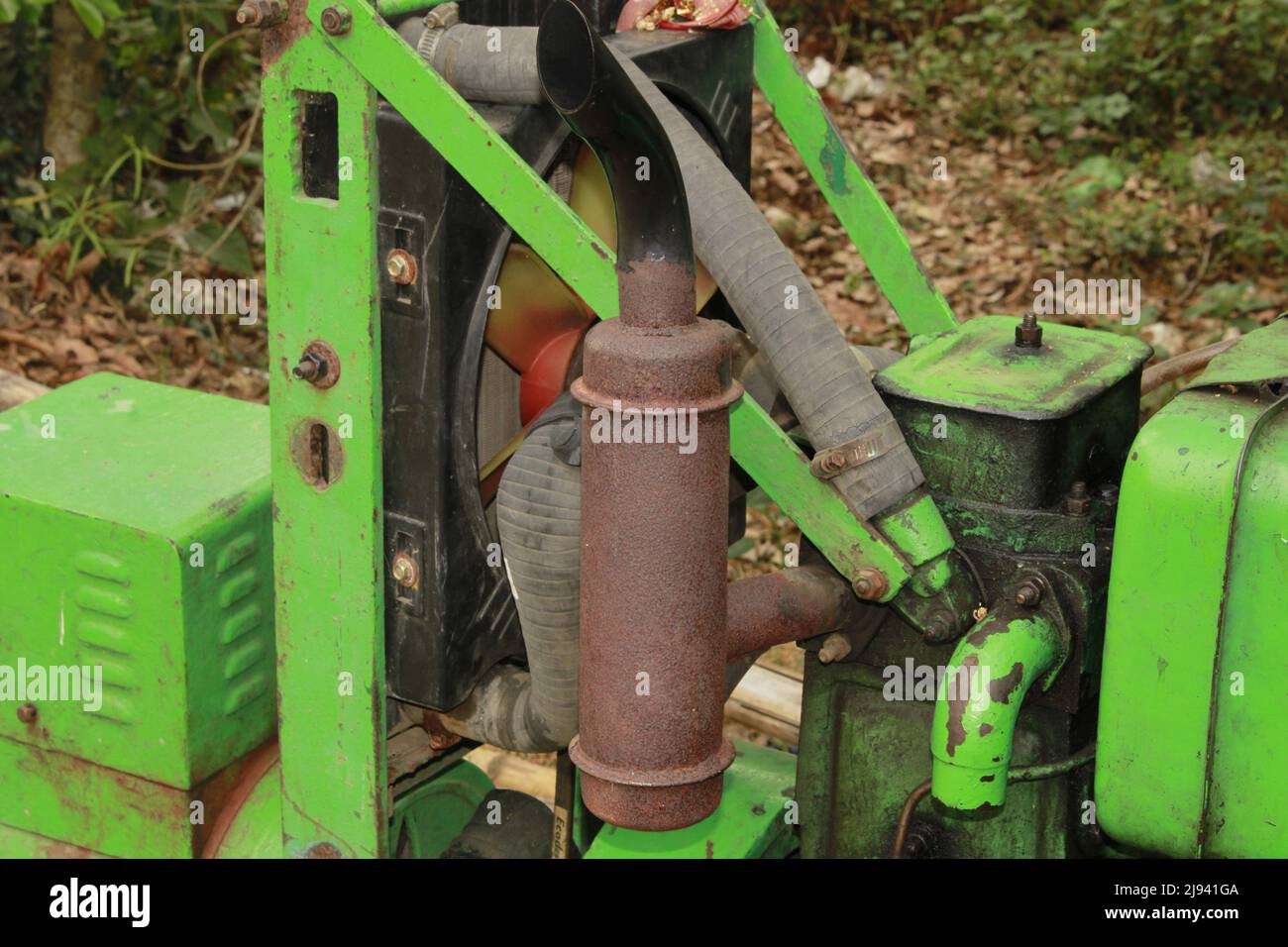 Großer, grüner Stromgenerator. Elektrischer Generator. Dieselgenerator. Stockfoto