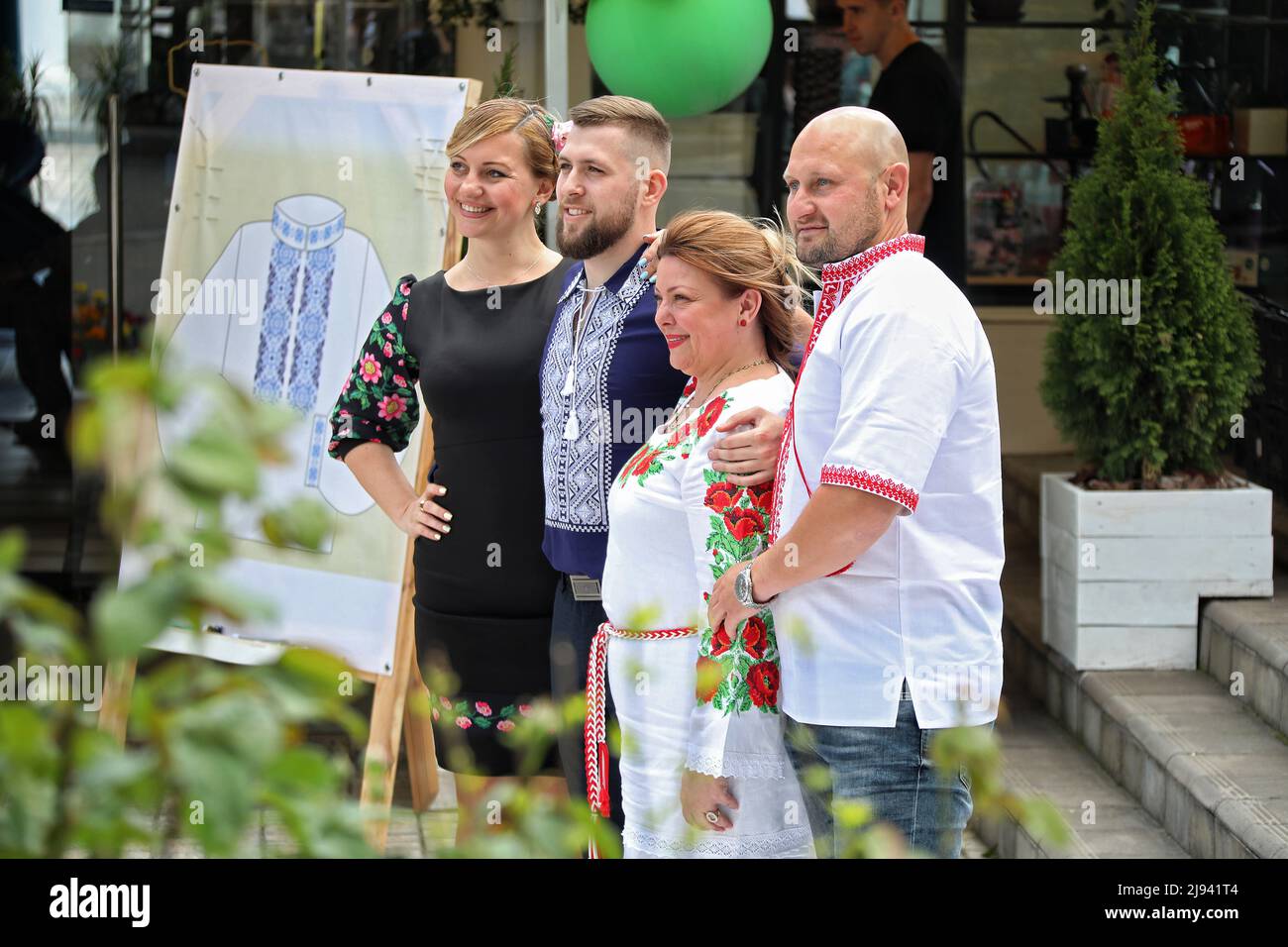 ODESA, UKRAINE - 19. MAI 2022 - Menschen posieren für ein Foto mit traditionellen ukrainischen bestickten Hemden im Stadtgarten am Wyschywanka-Tag, Odesa, Stockfoto