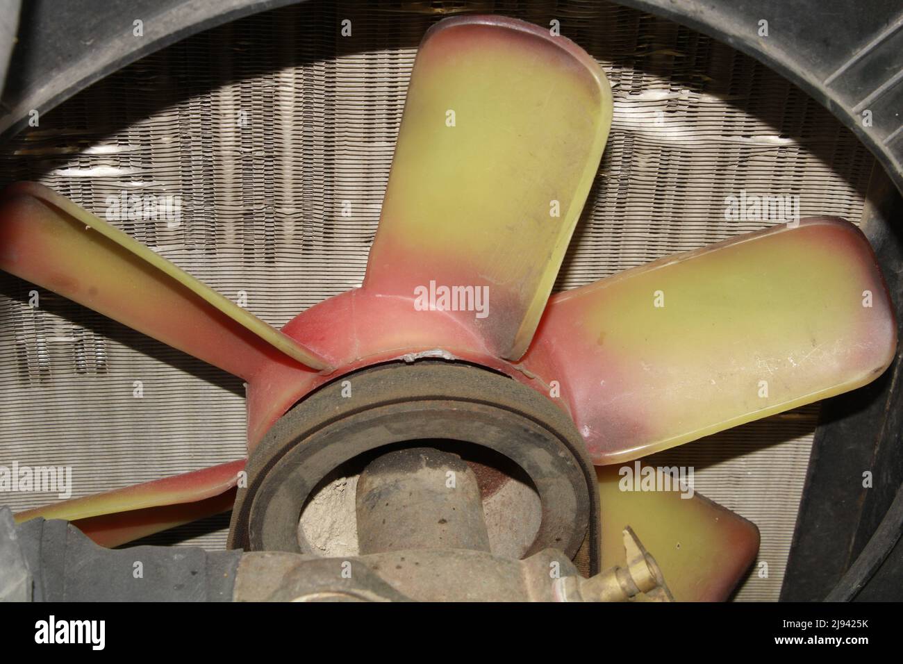 Großer, grüner Stromgenerator. Elektrischer Generator. Dieselgenerator. Stockfoto