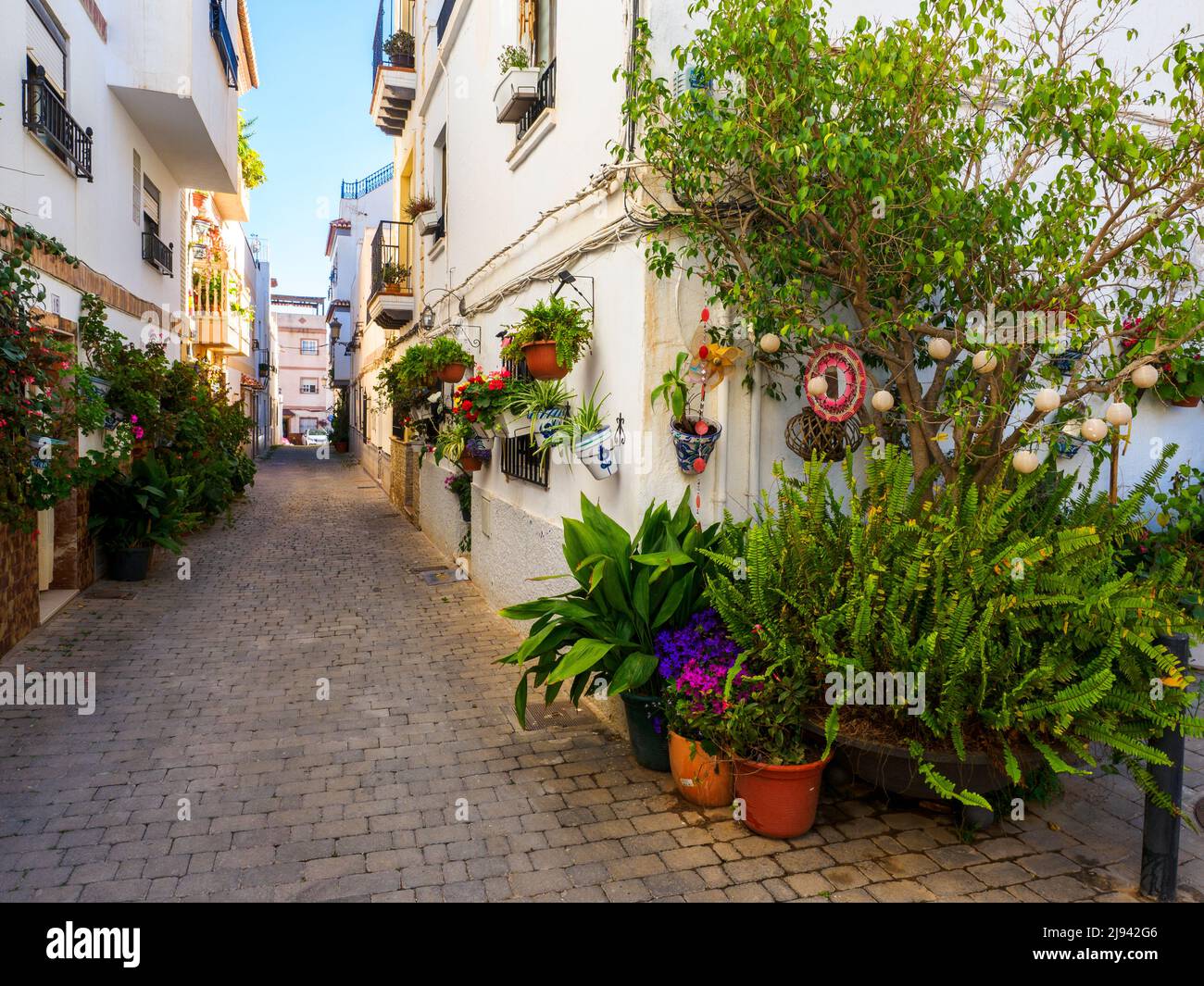 Straße im alten Teil der touristischen Stadt Almunecar an der costa Tropical - Andalusien, Spanien Stockfoto