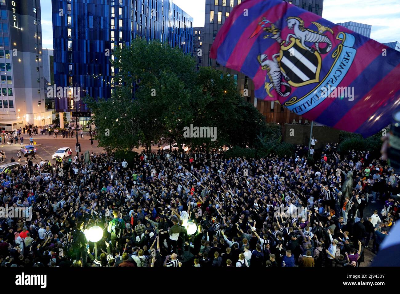 Aktenfoto vom 07-10-2021 von Fans von Newcastle United vor dem St James' Park. Mike Ashley verkaufte Newcastle an den Saudi-arabischen Public Investment Fund, sehr zur Freude der Fans des Clubs. Ausgabedatum: Freitag, 20. Mai 2022. Stockfoto