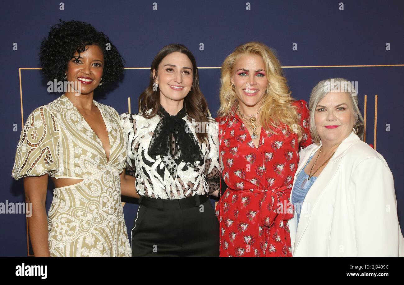 Hollywood, Ca. 19.. Mai 2022. Renée Elise Goldsberry, Sara Bareilles, Busy Philipps und Paula Pell beim Girls5eva NBCU FYC House Panel auf der Aster in Hollywood, Kalifornien, am 19. Mai 2022. Quelle: Saye Sadou/Media Punch/Alamy Live News Stockfoto