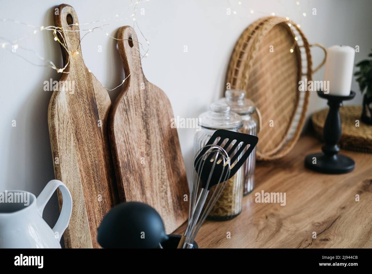 Warme Öko-Innenausstattung in der Küche. Stockfoto