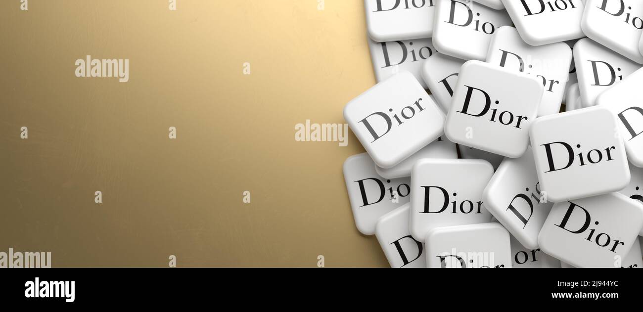 Logos der Luxusgütermarke Dior auf einem Haufen auf einem Tisch. Speicherplatz kopieren. Webbanner-Format. Stockfoto