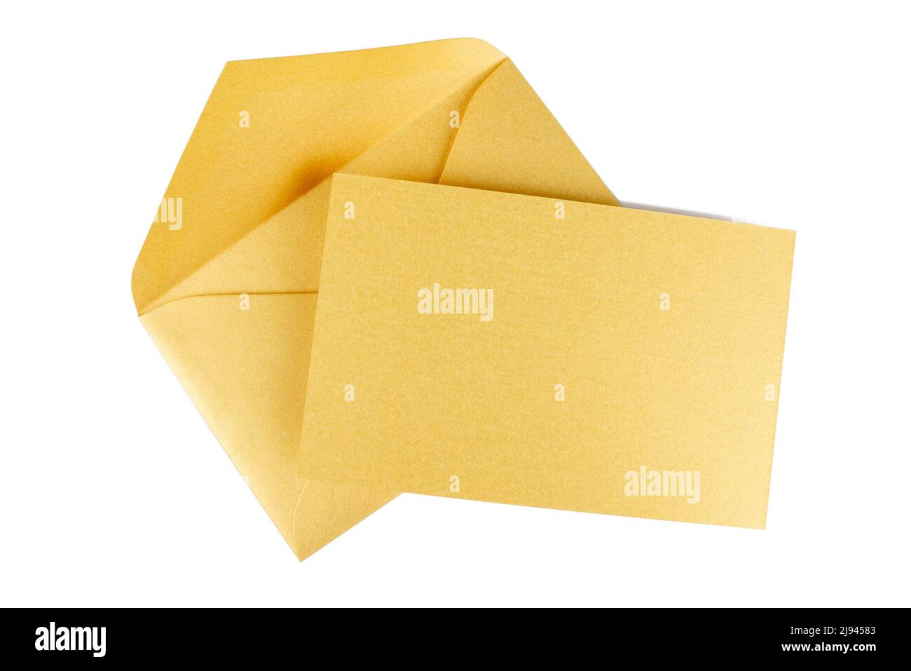 Goldener Umschlag mit einer Gold-Karte isoliert auf weiß für vip-Kunden. Leere Einladungskarte, Draufsicht Stockfoto