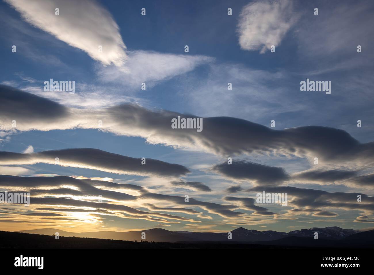 Ein Winterhimmel über den Cairngorms, Schottland, Großbritannien Stockfoto