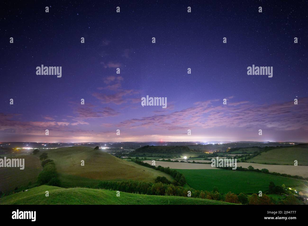 Komet Neowise über Cadbury Castle, Somerset, England, Großbritannien Stockfoto