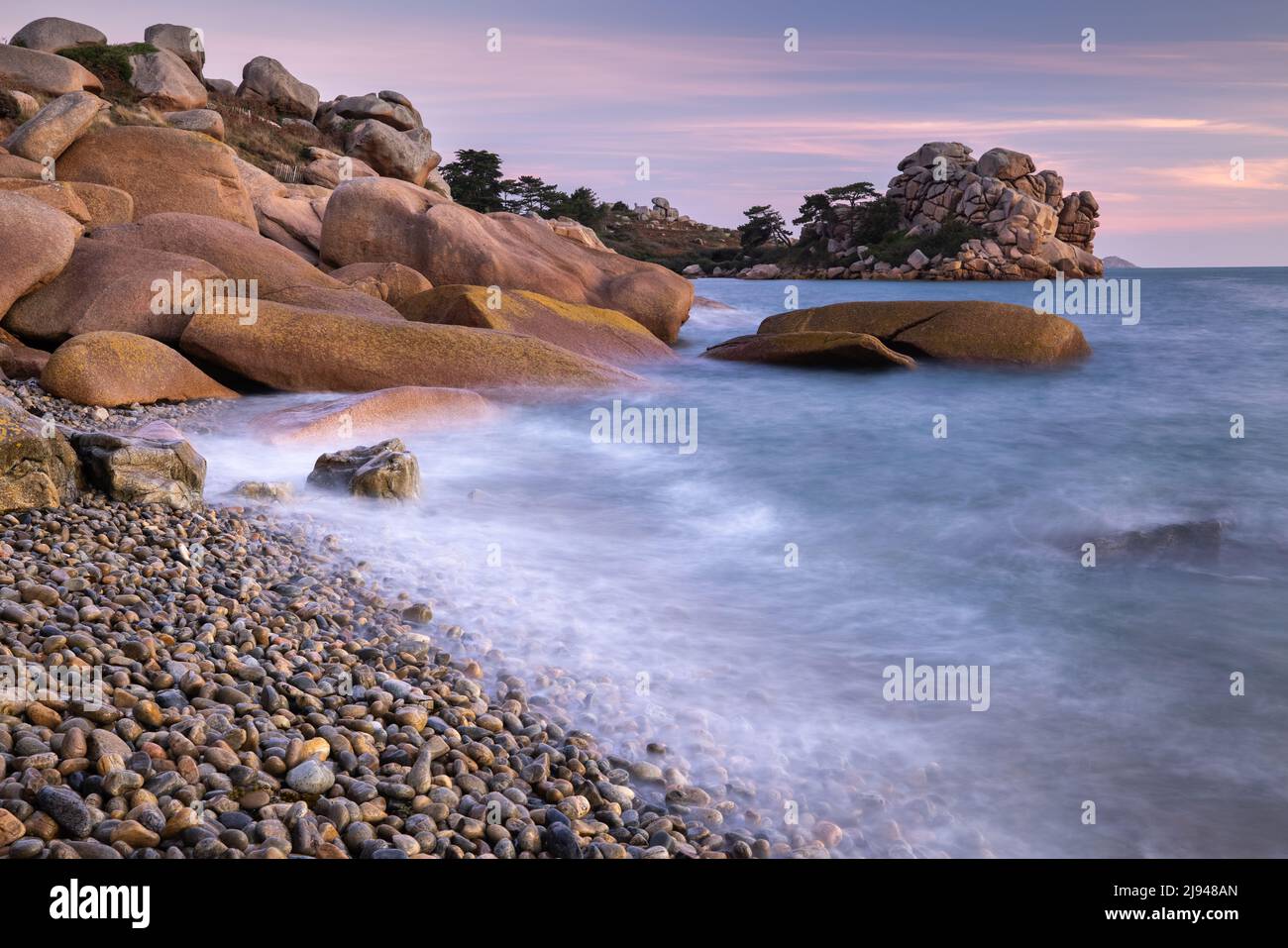 Ploumanac'h bei Sonnenaufgang, Côtes-d'Armor, Bretagne, Frankreich Stockfoto