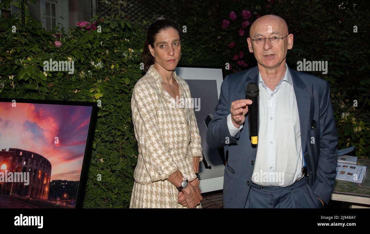 Paris, 19/05/2022 : Soirée aux pieds de la Tour Eiffel - Vente aux enchères, au Profit de l'Association PLUS GRANDS QUE LA VIE , GRÖSSER ALS DAS LEBEN. Stockfoto