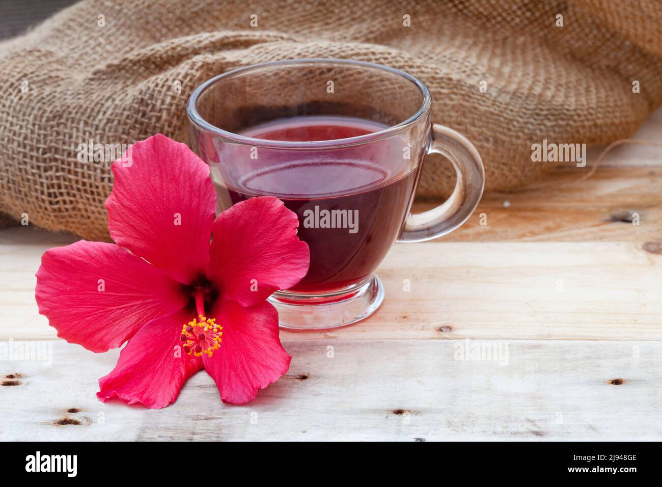 Hibiskustee in einer Glasschale mit Hibiskusblüte und Kopierfläche Stockfoto