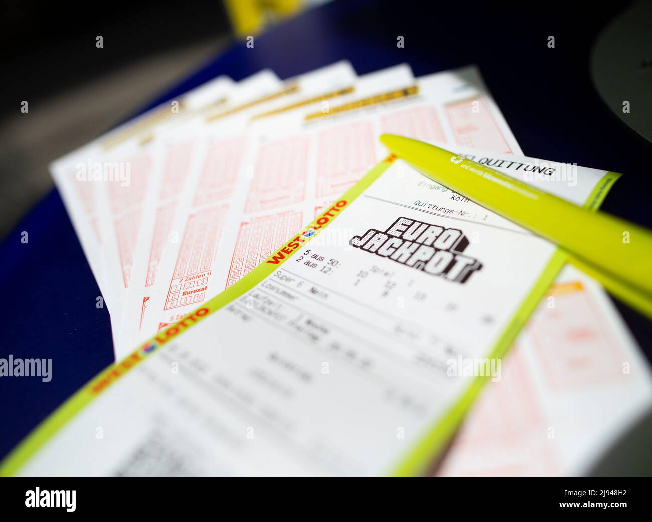 Köln, Deutschland. 20.. Mai 2022. Lottoscheine mit der Aufschrift „Euro Jackpot“ liegen in einem Lottogeschäft. Eurojackpot-Rekord möglich - erstmals über 100 Millionen Euro. In Deutschland liegt der bisherige Rekord bei 90 Millionen Euro. Aufgrund der neuen Obergrenze im Eurojackpot von 120 Millionen Euro können Lotteriespieler höhere Gewinnbeträge sammeln. Am Freitag stehen 106 Millionen Euro auf dem Spiel. Kredit: Thomas Bandeyer/dpa/Alamy Live Nachrichten Stockfoto