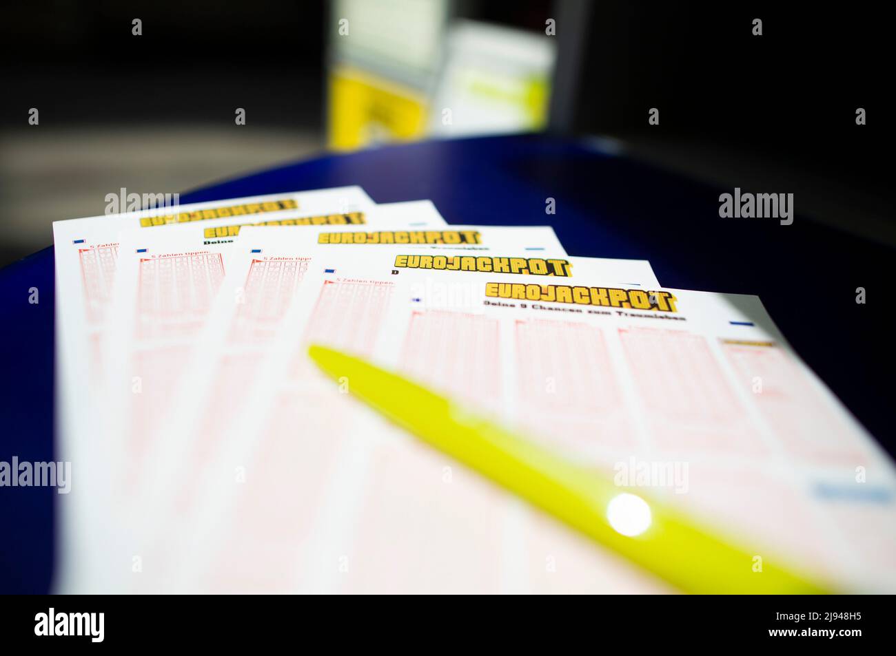 Köln, Deutschland. 20.. Mai 2022. In einem Lottogeschäft liegen Lottoscheine mit der Aufschrift „Euro Jackpot“. Eurojackpot-Rekord möglich - erstmals über 100 Millionen Euro. In Deutschland liegt der bisherige Rekord bei 90 Millionen Euro. Aufgrund der neuen Obergrenze im Eurojackpot von 120 Millionen Euro können Lotteriespieler höhere Gewinnbeträge sammeln. Am Freitag stehen 106 Millionen Euro auf dem Spiel. Kredit: Thomas Bandeyer/dpa/Alamy Live Nachrichten Stockfoto